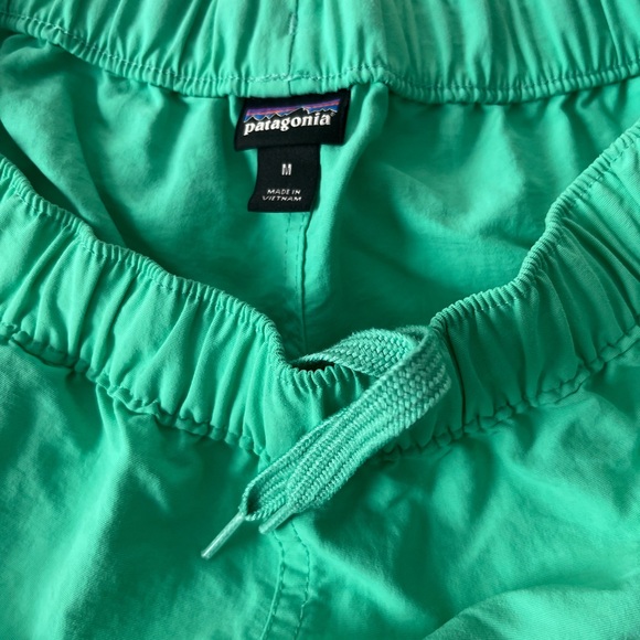 EUC Women’s Medium Patagonia Green Barely Baggy Athletic Shorts - Picture 3 of 4